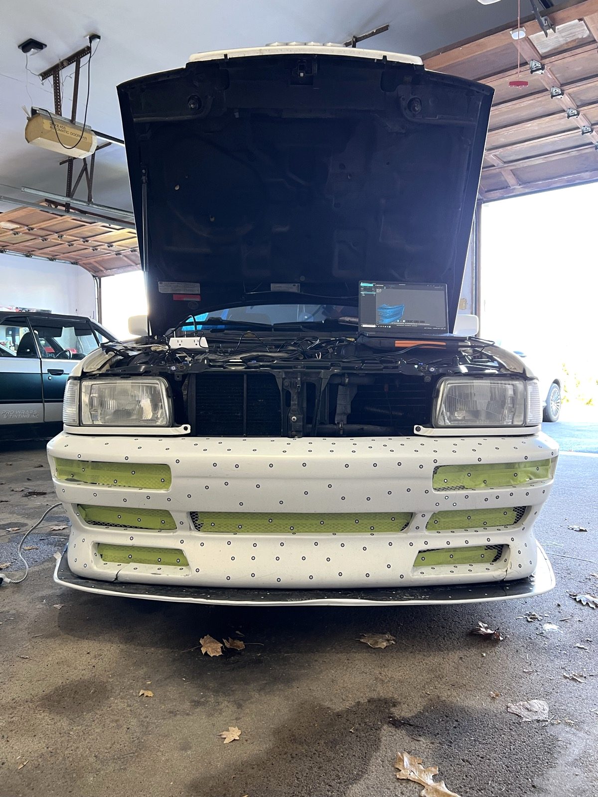 Reference targets applied across the bumper so the scanner can track its position for a clean 0.3 mm capture.